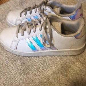 I am selling these shoes they are size 4 youth